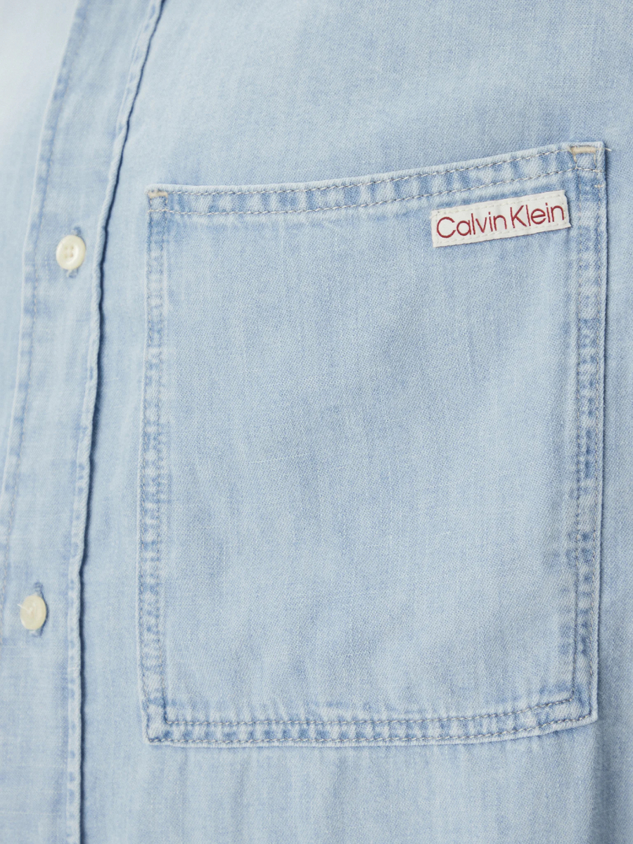 detail Calvin Klein pánská světle modrá košile