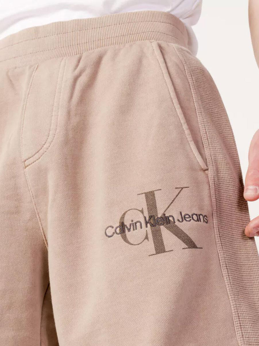 detail Calvin Klein pánské hnědé šortky