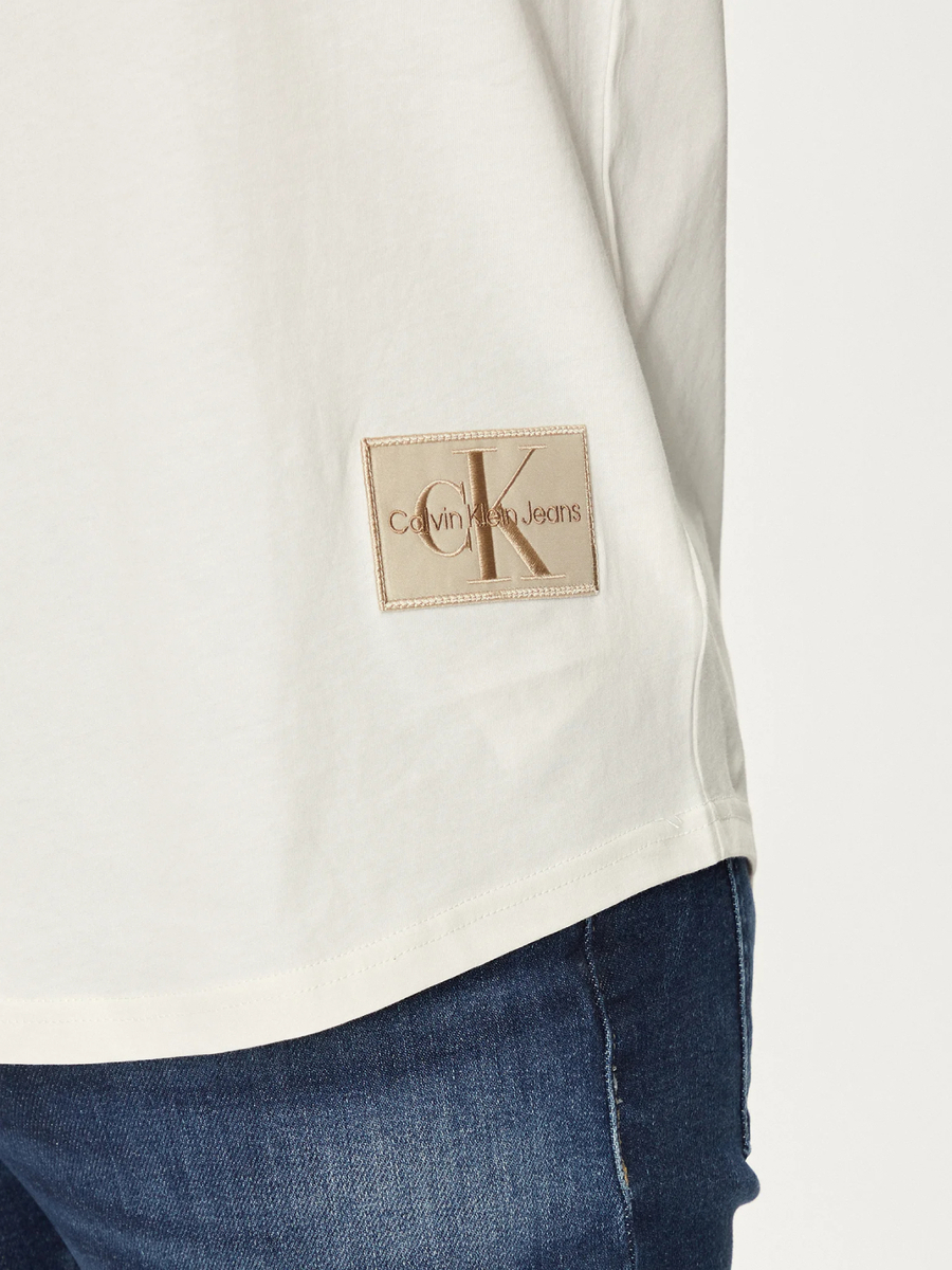 detail Calvin Klein pánské krémové tričko