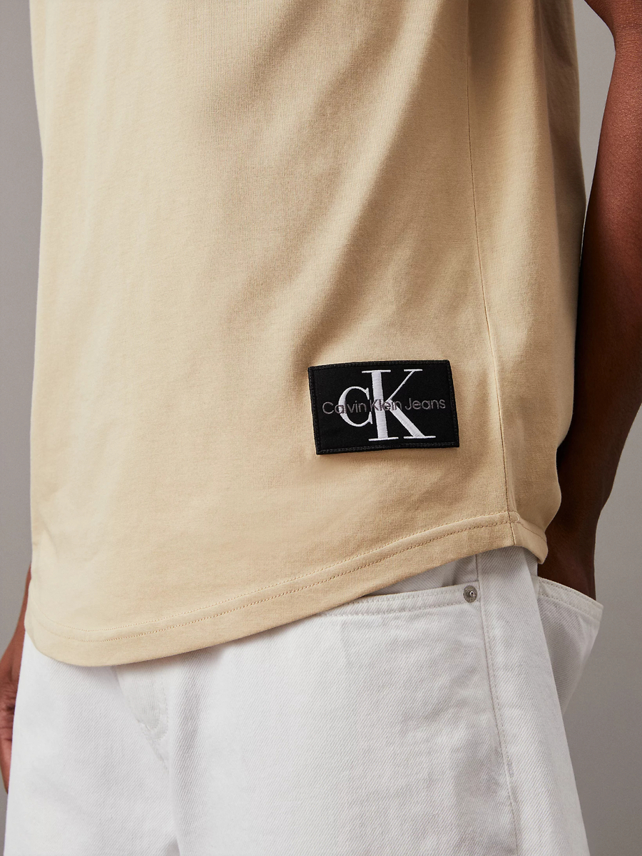 detail Calvin Klein pánské béžové tričko