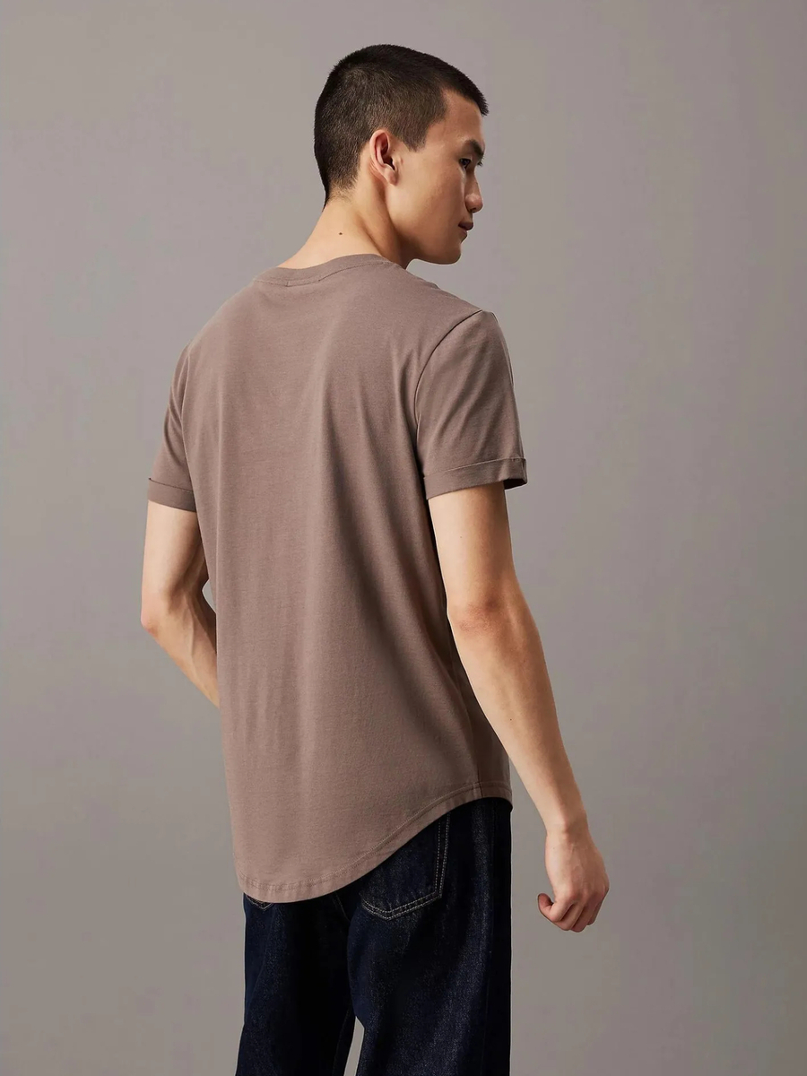 detail Calvin Klein pánské hnědé tričko