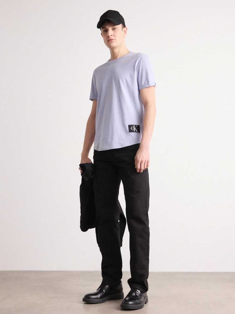 detail Calvin Klein pánské fialové tričko