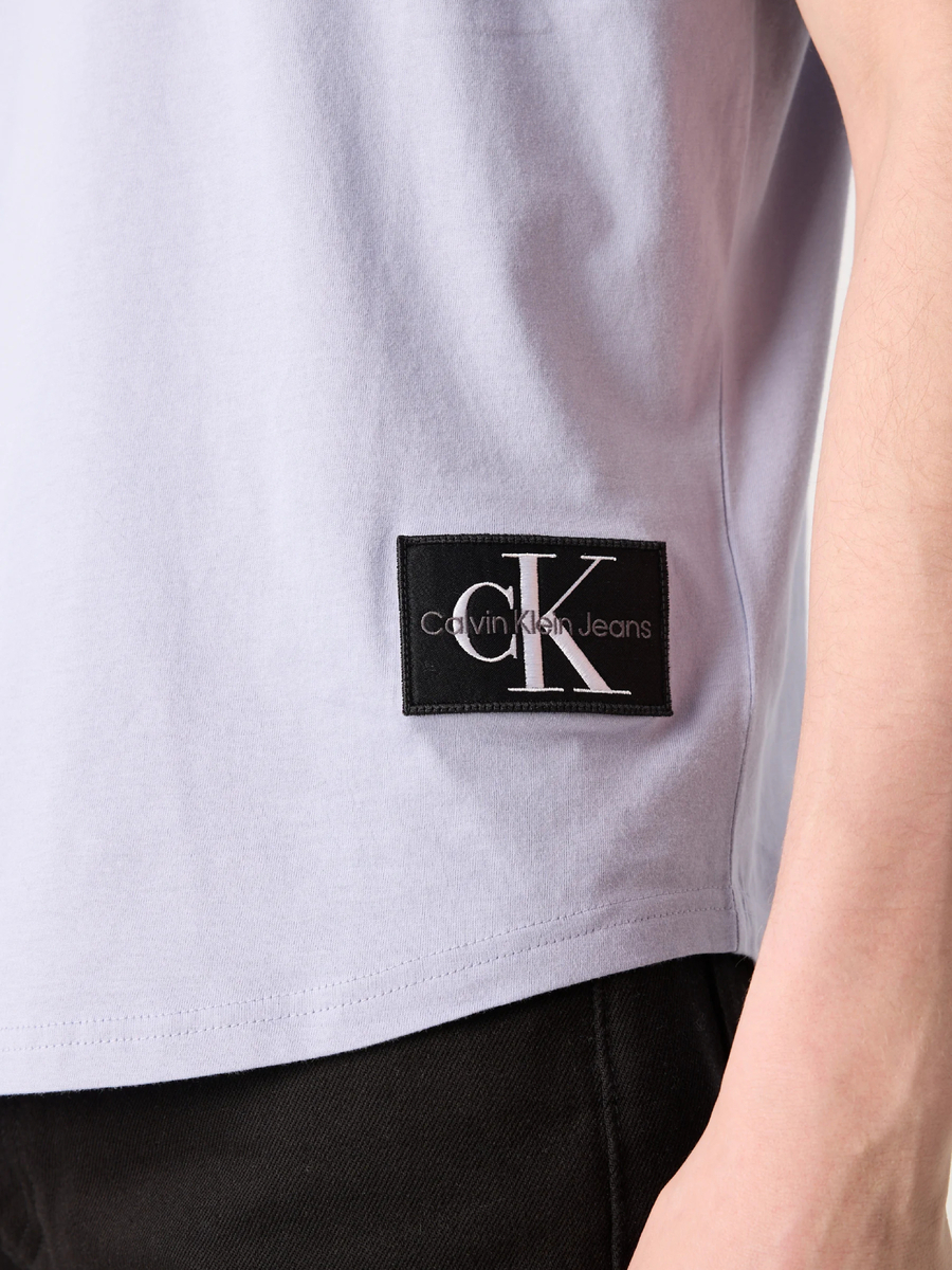 detail Calvin Klein pánské fialové tričko