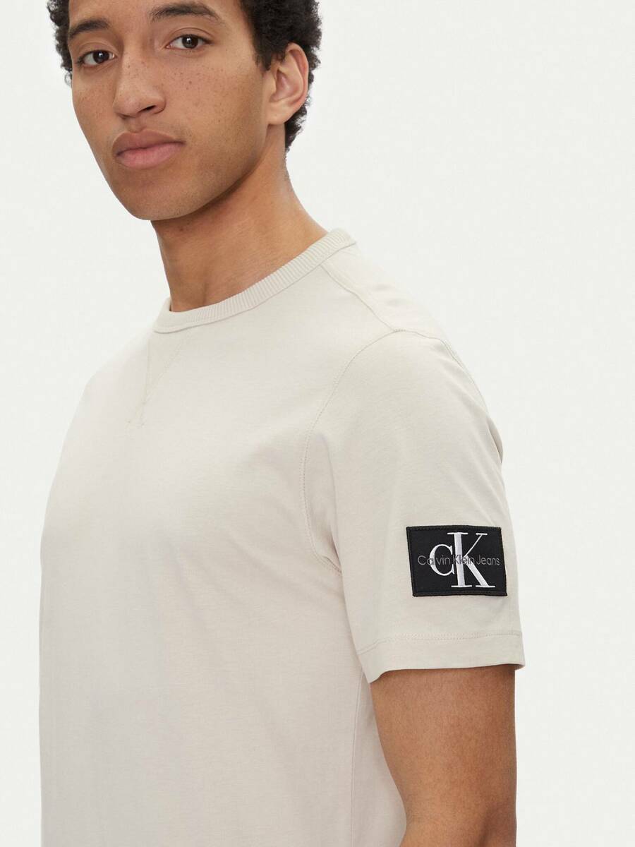 detail Calvin Klein pánské béžové tričko