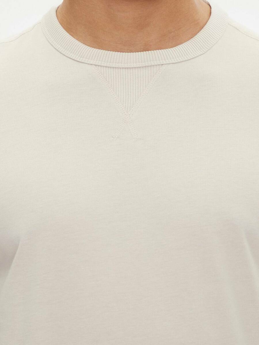 detail Calvin Klein pánské béžové tričko