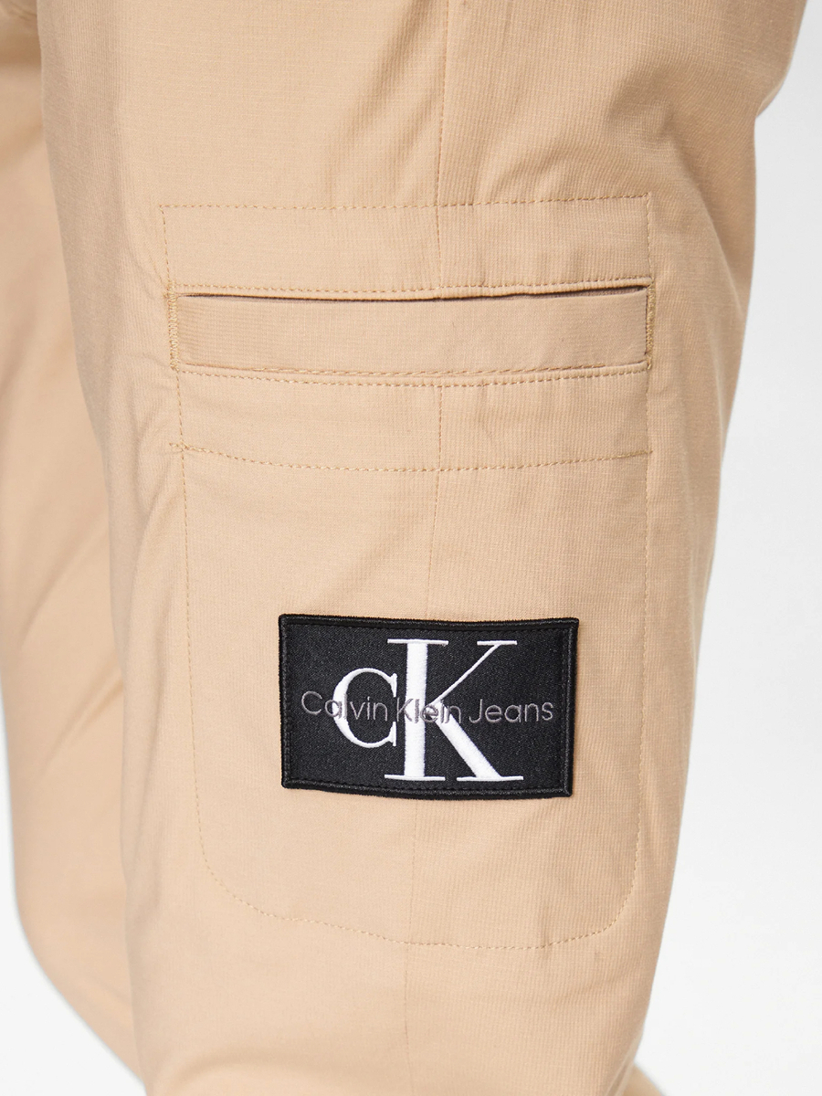 detail Calvin Klein pánské béžové kalhoty