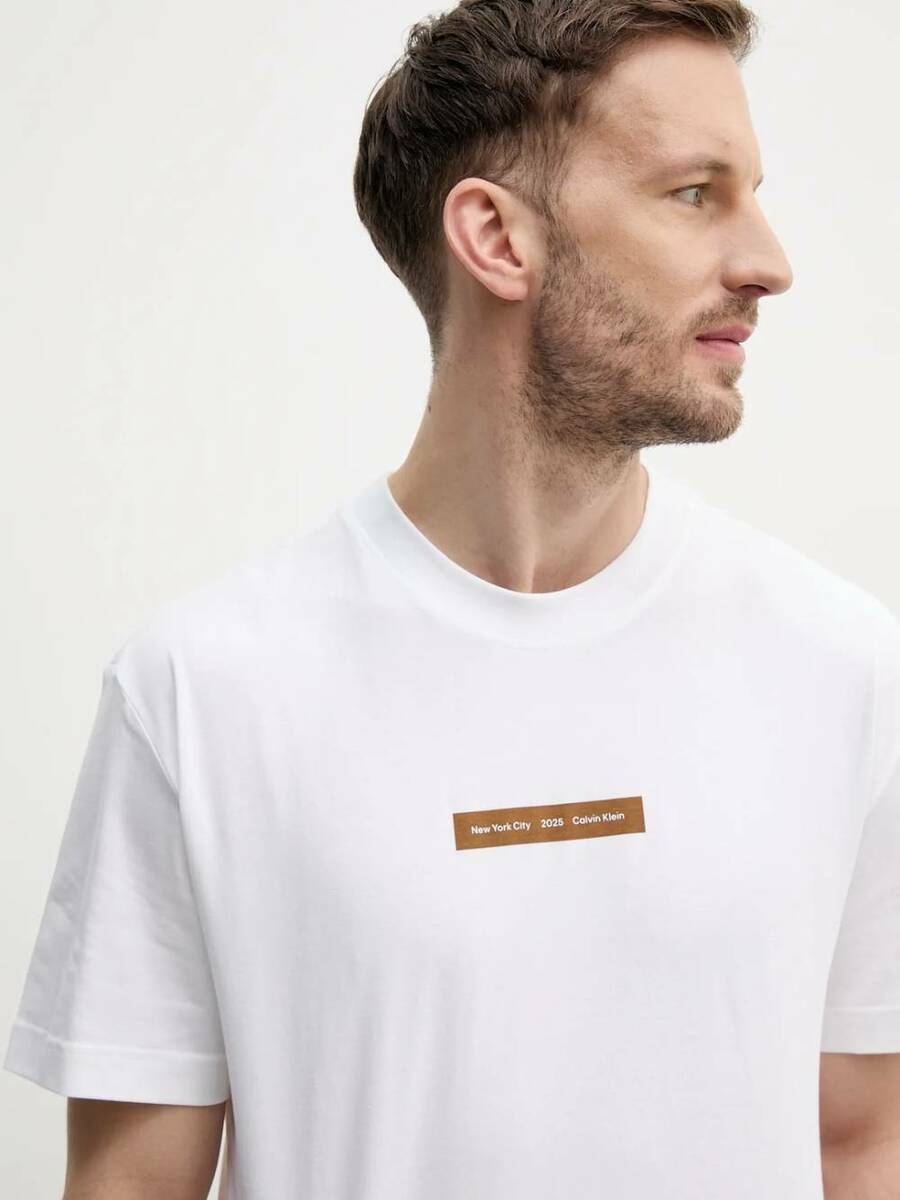 detail Calvin Klein pánské bílé tričko