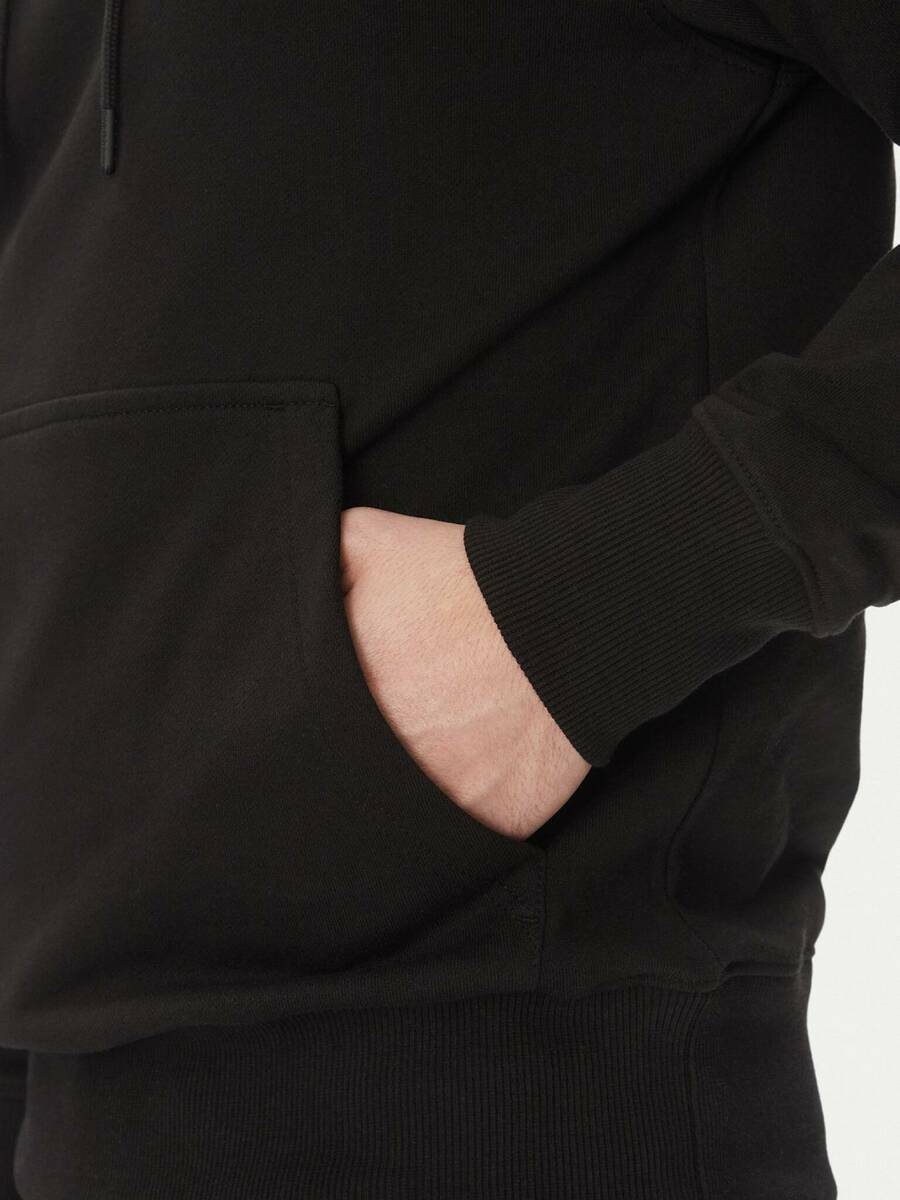 detail Calvin Klein pánská černá mikina Painted