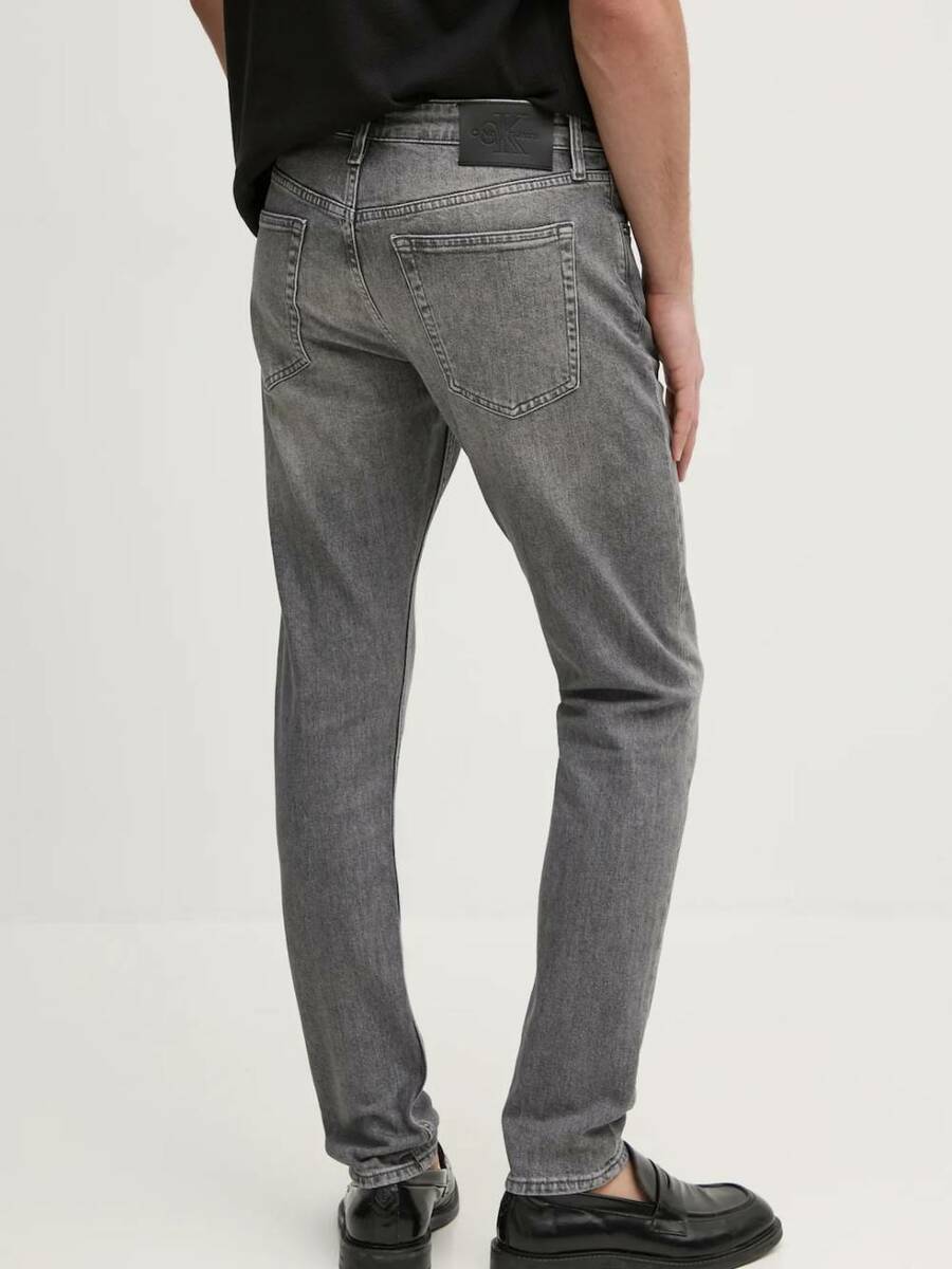 detail Calvin Klein pánské šedé džíny