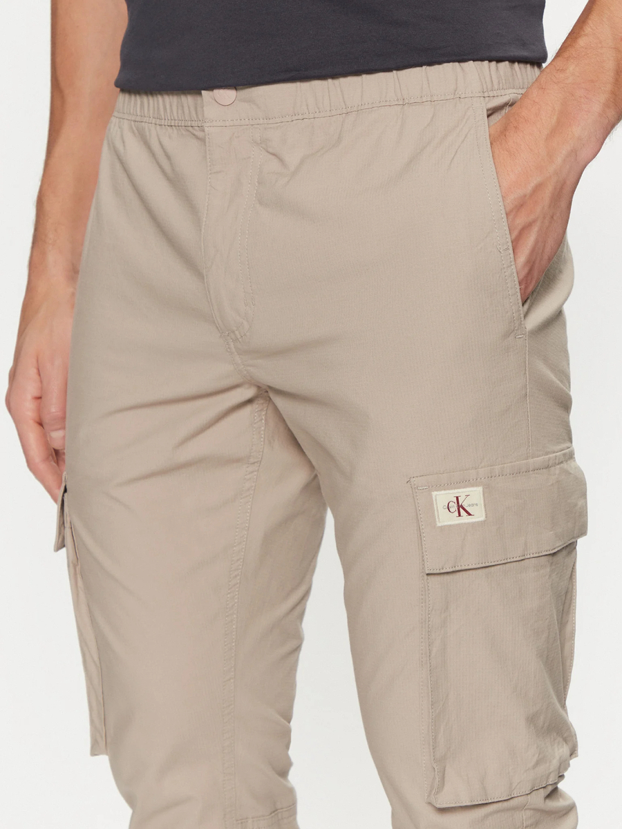 detail Calvin Klein pánské béžové cargo kalhoty
