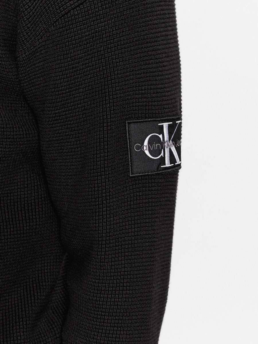 detail Calvin Klein pánský černý svetr