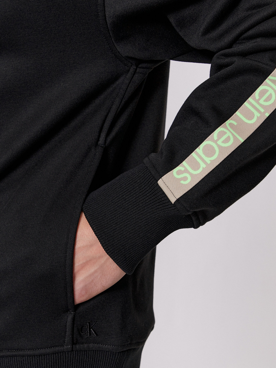 detail Calvin Klein pánská černá mikina
