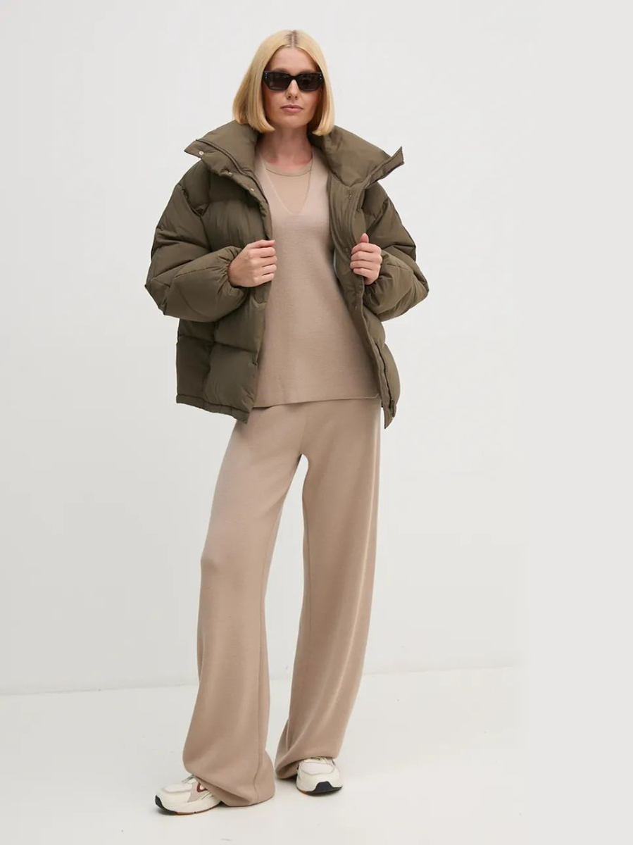 detail Calvin Klein dámská hnědá bunda