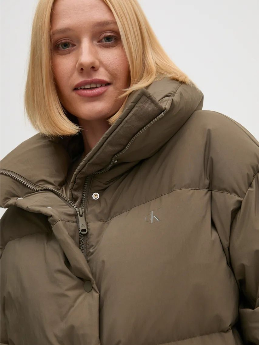 detail Calvin Klein dámská hnědá bunda