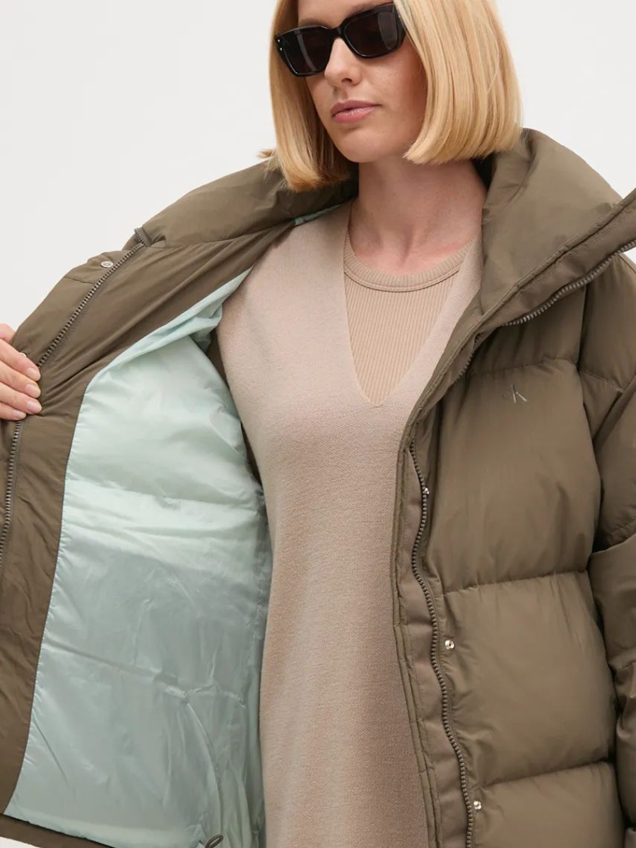 detail Calvin Klein dámská hnědá bunda