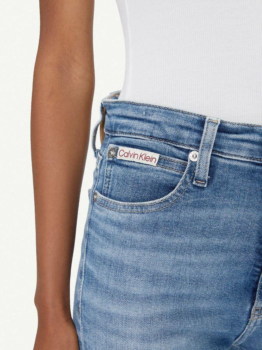 detail Calvin Klein dámské modré džíny