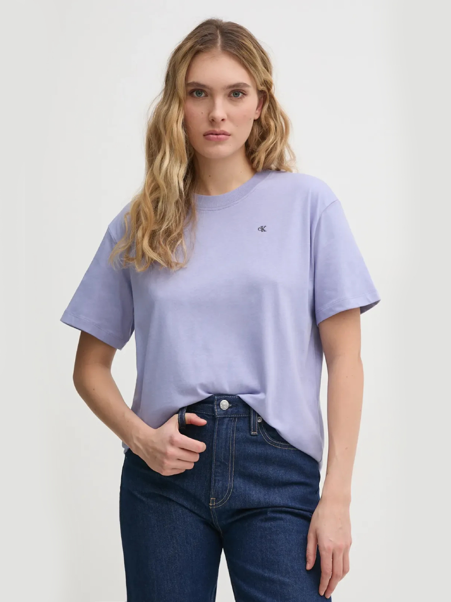 detail Calvin Klein dámské fialové tričko