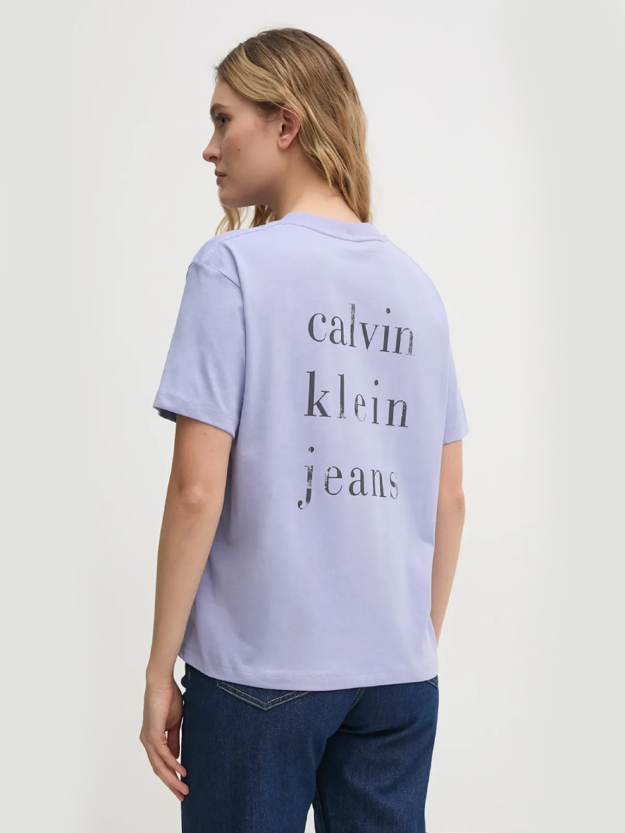 detail Calvin Klein dámské fialové tričko