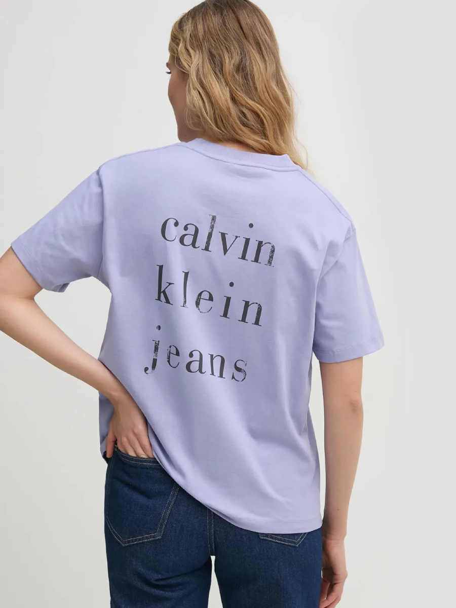 detail Calvin Klein dámské fialové tričko