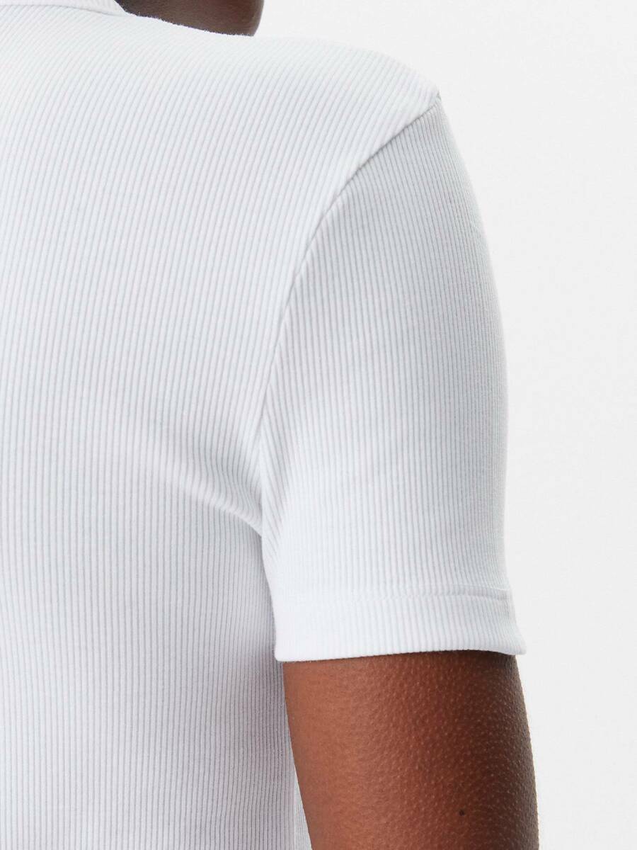 detail Calvin Klein dámské bílé tričko
