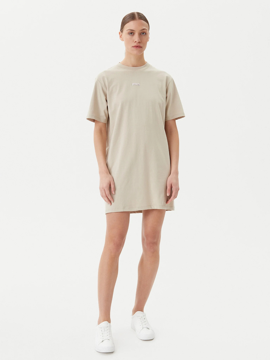 detail Calvin Klein dámské béžové šaty