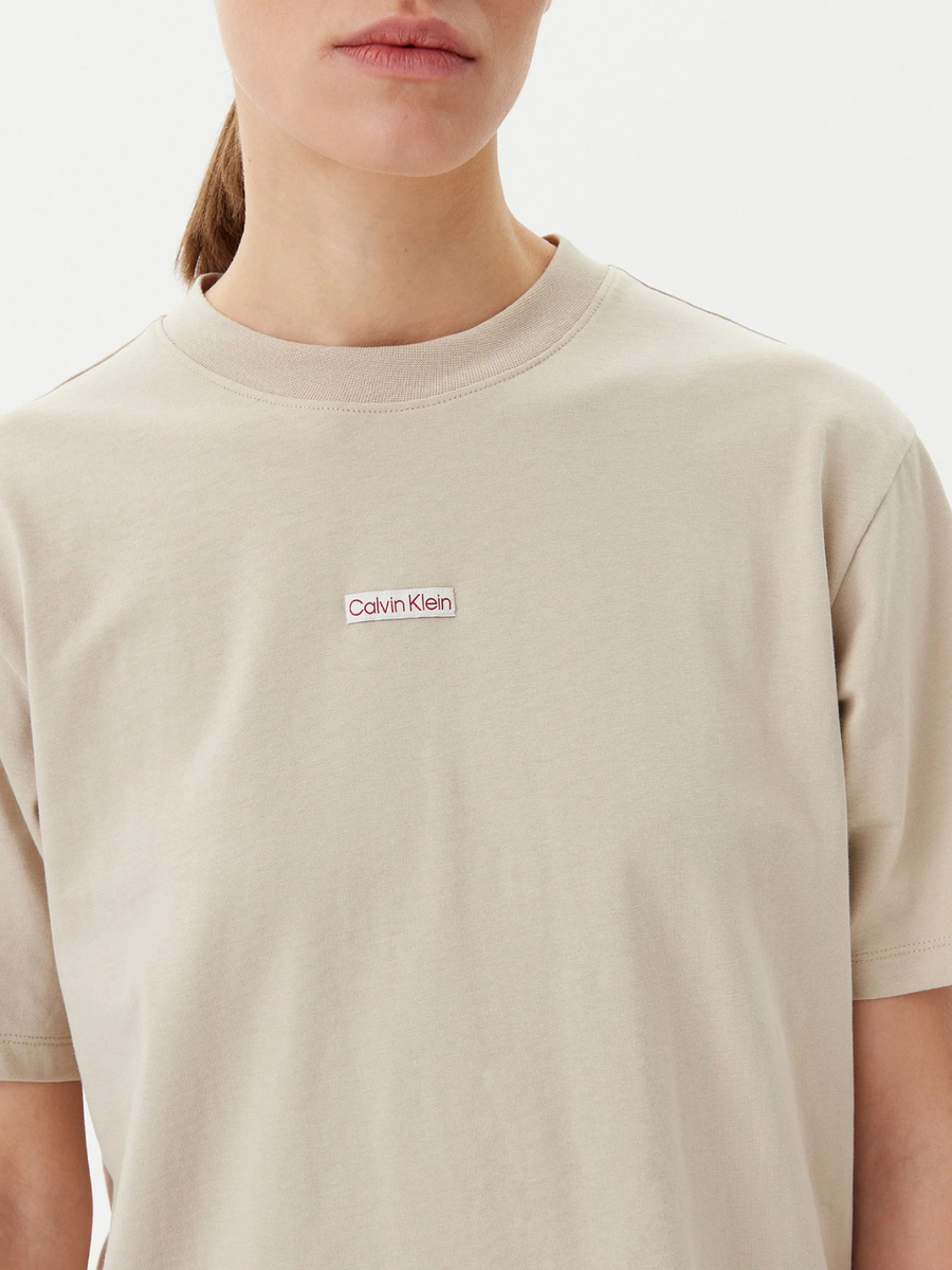 detail Calvin Klein dámské béžové šaty