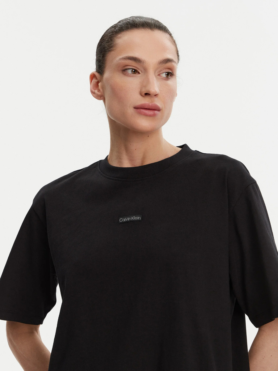 detail Calvin Klein dámské černé šaty