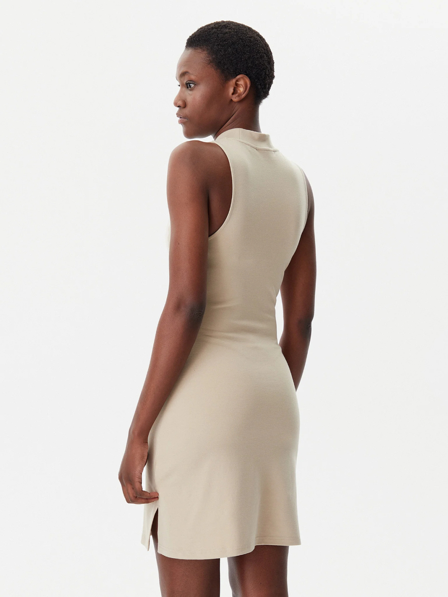 detail Calvin Klein dámské béžové šaty