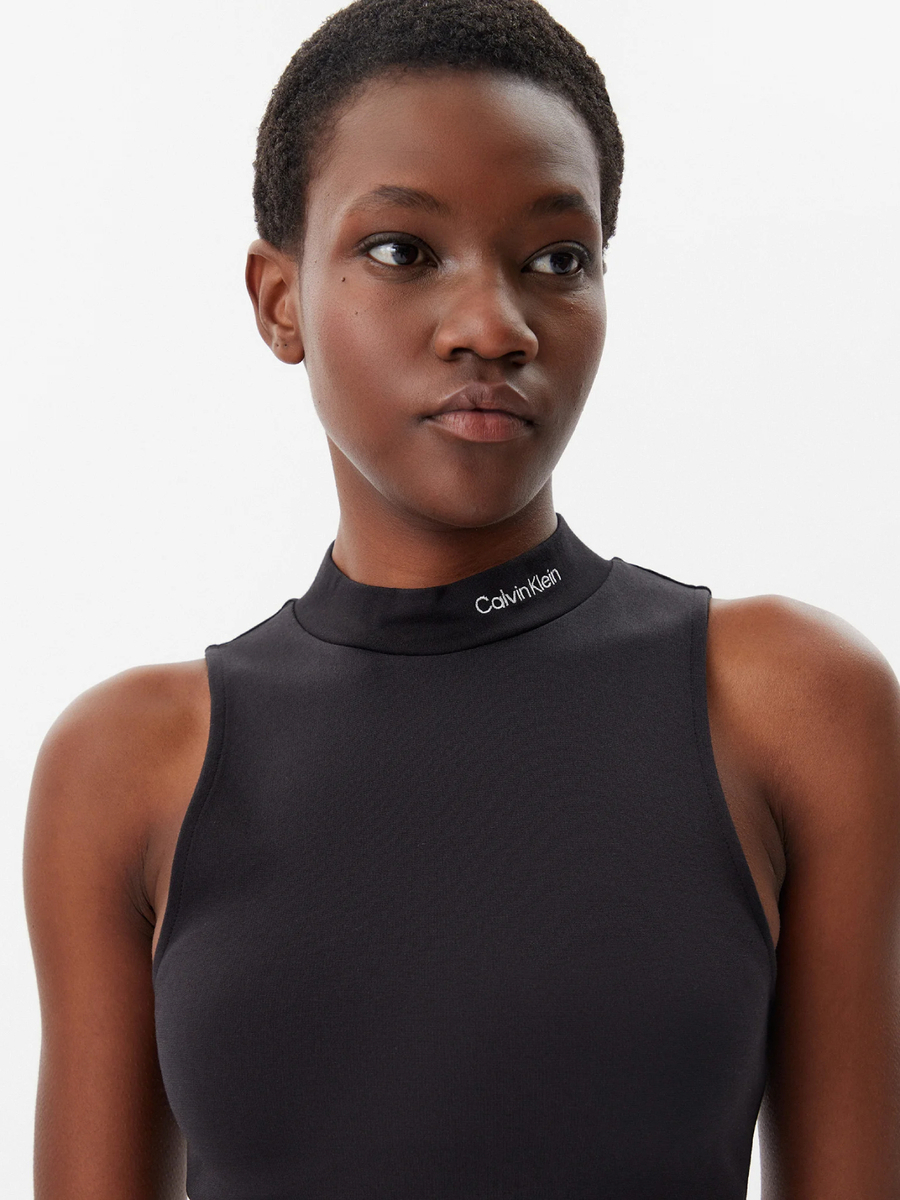 detail Calvin Klein dámské černé šaty