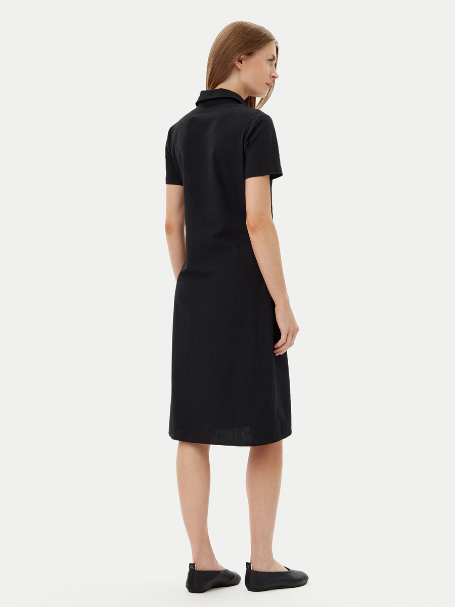 detail Calvin Klein dámské černé šaty
