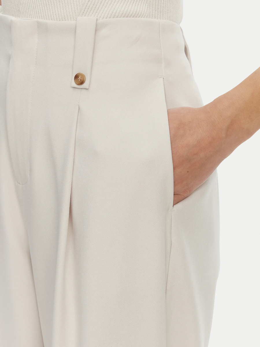 detail Calvin Klein dámské béžové kalhoty