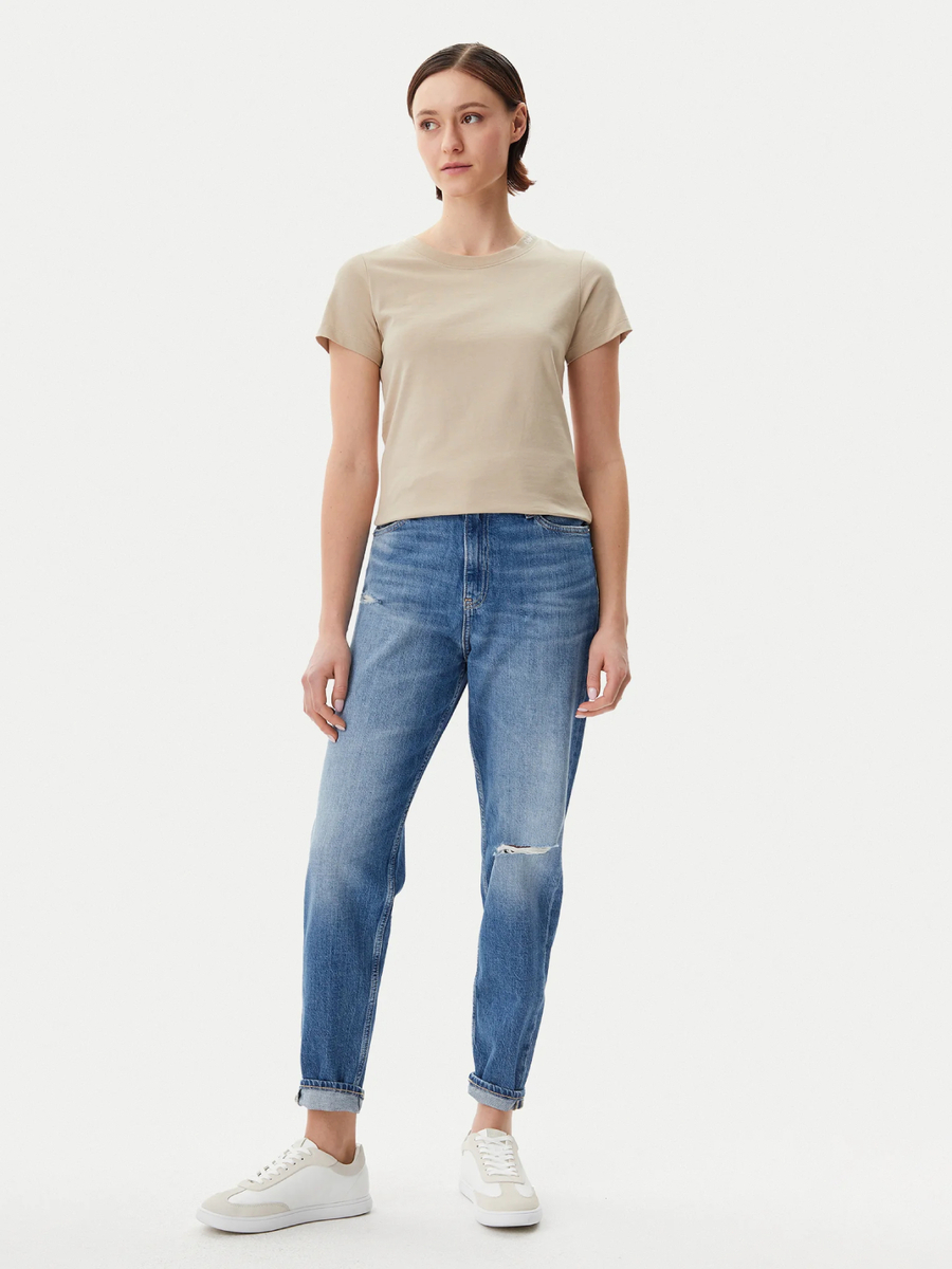 detail Calvin Klein dámské béžové tričko