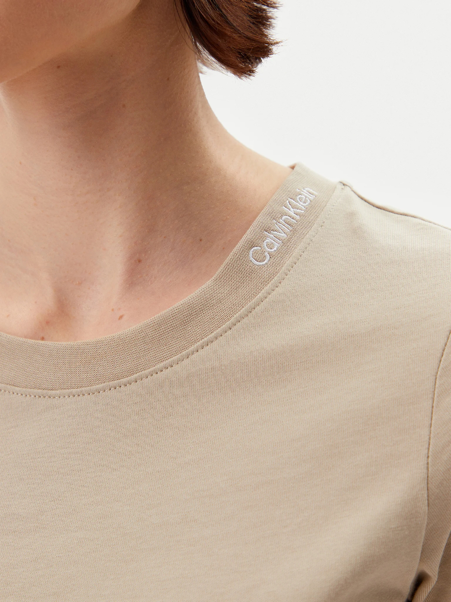 detail Calvin Klein dámské béžové tričko