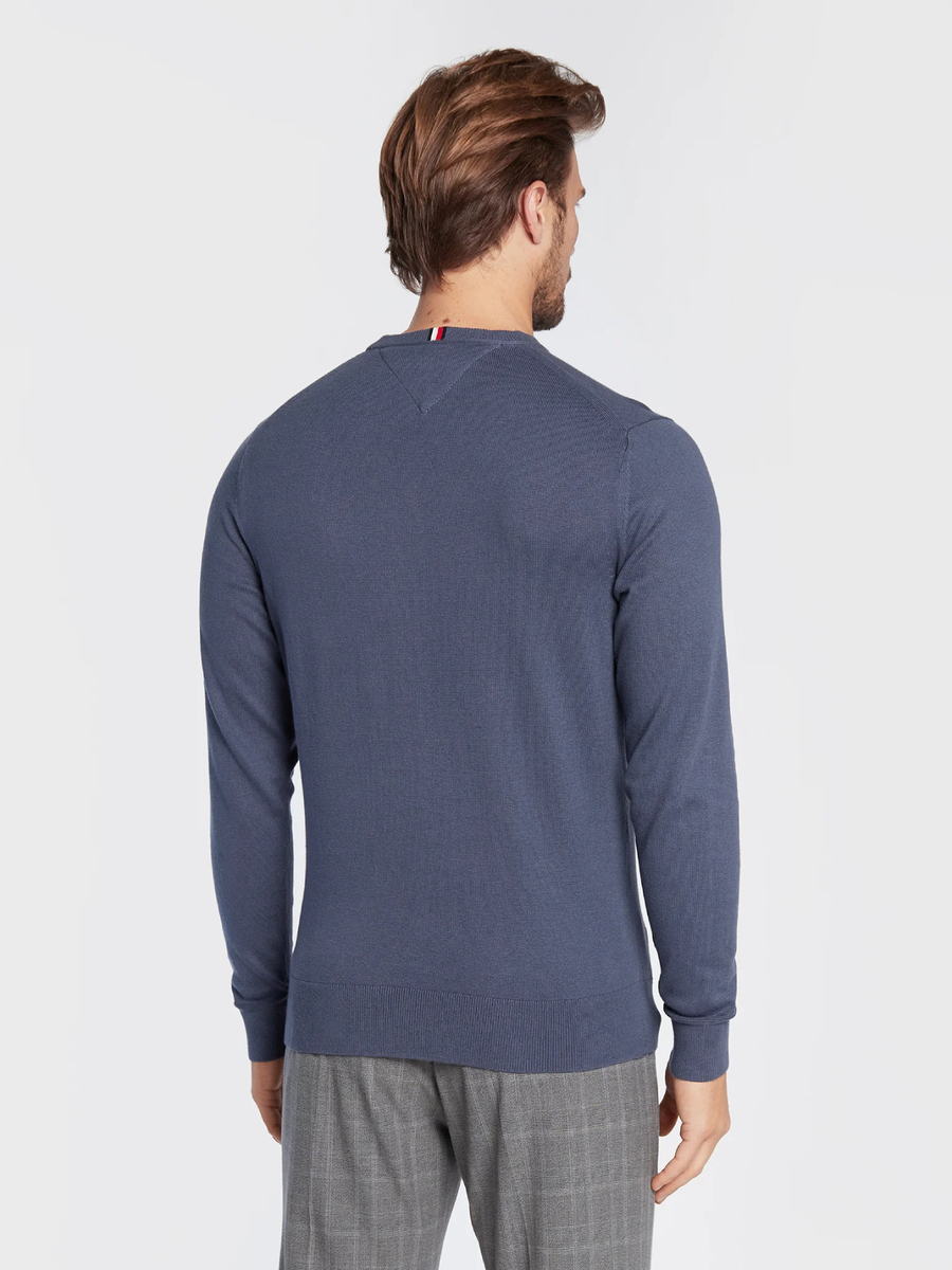 detail Tommy Hilfiger pánský modrý svetr