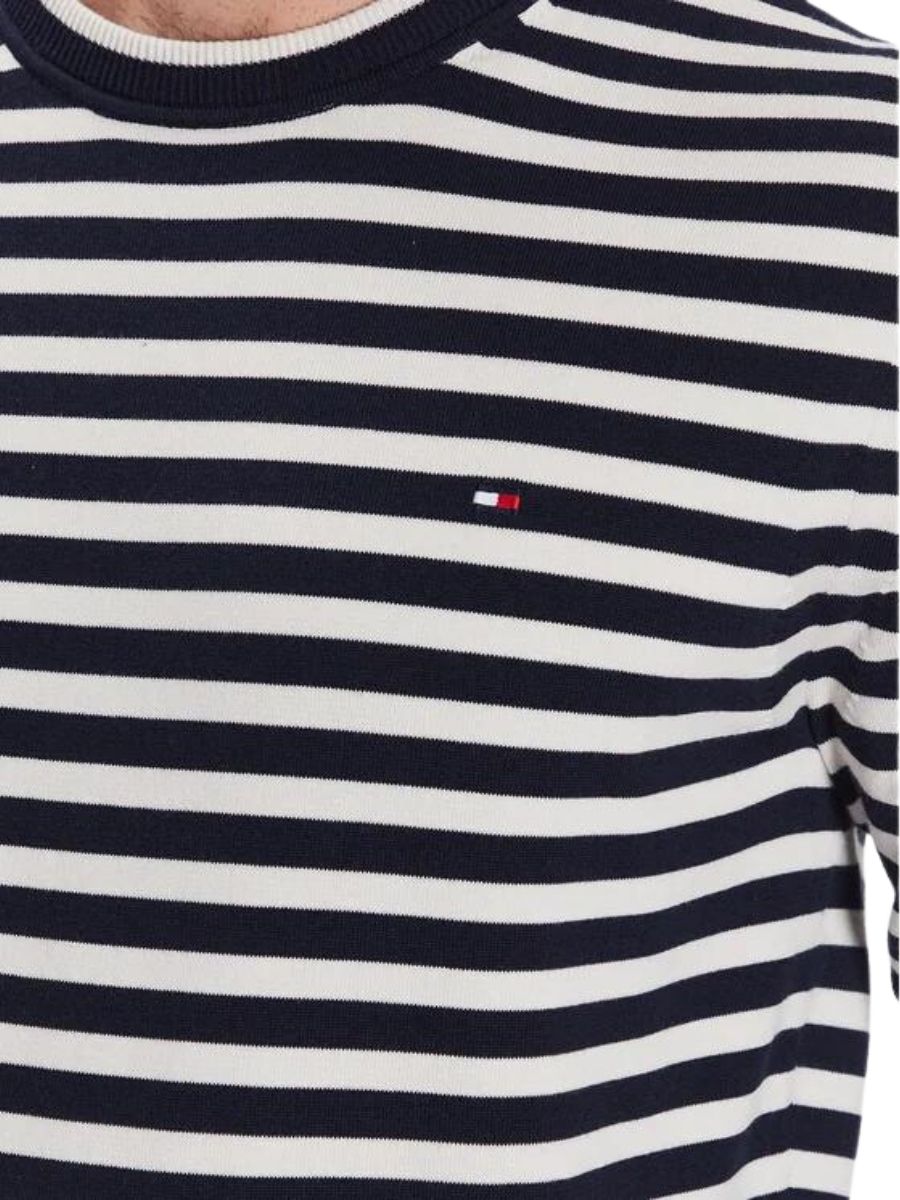 detail Tommy Hilfiger pánský pruhovaný svetr