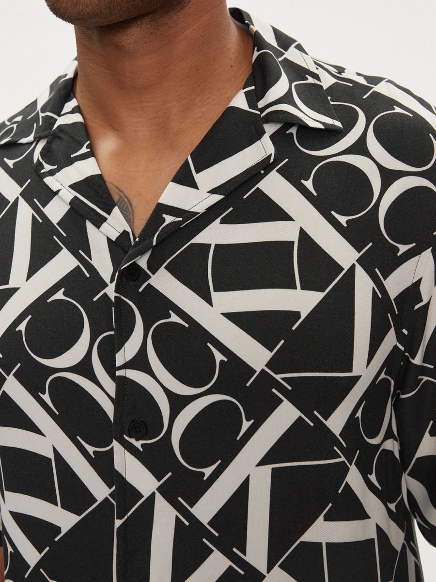 detail Calvin Klein pánská černobílá košile