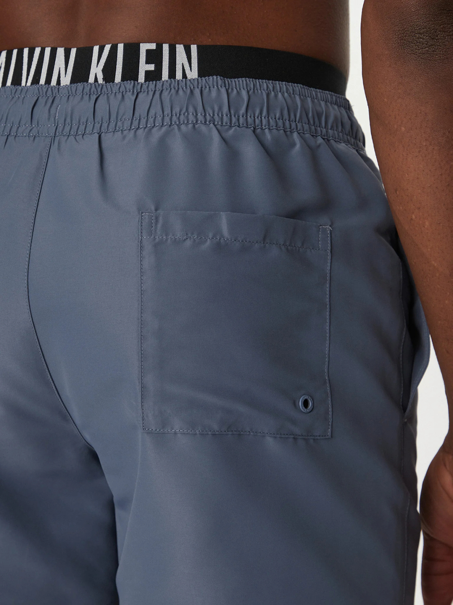 detail Calvin Klein pánské šedé plavky
