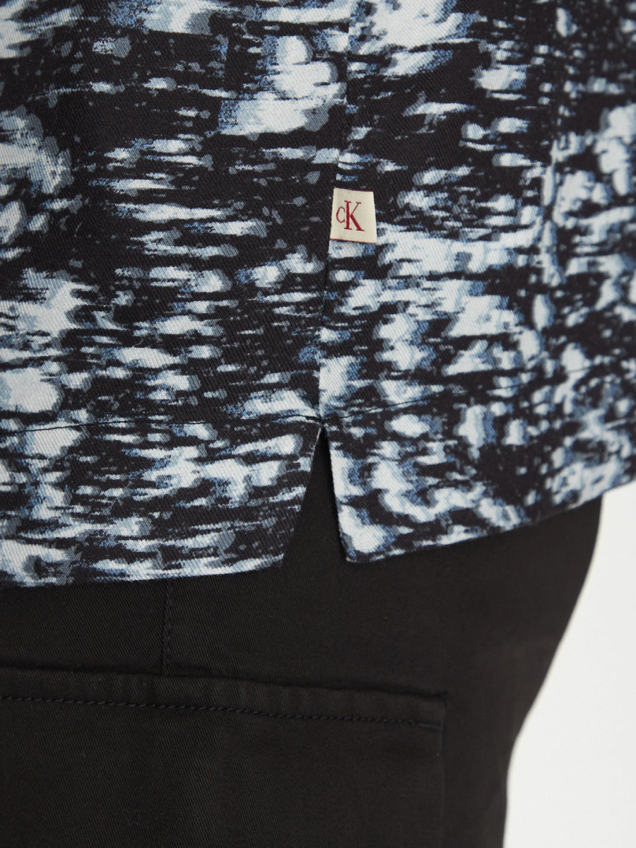 detail Calvin Klein pánská modročerná košile