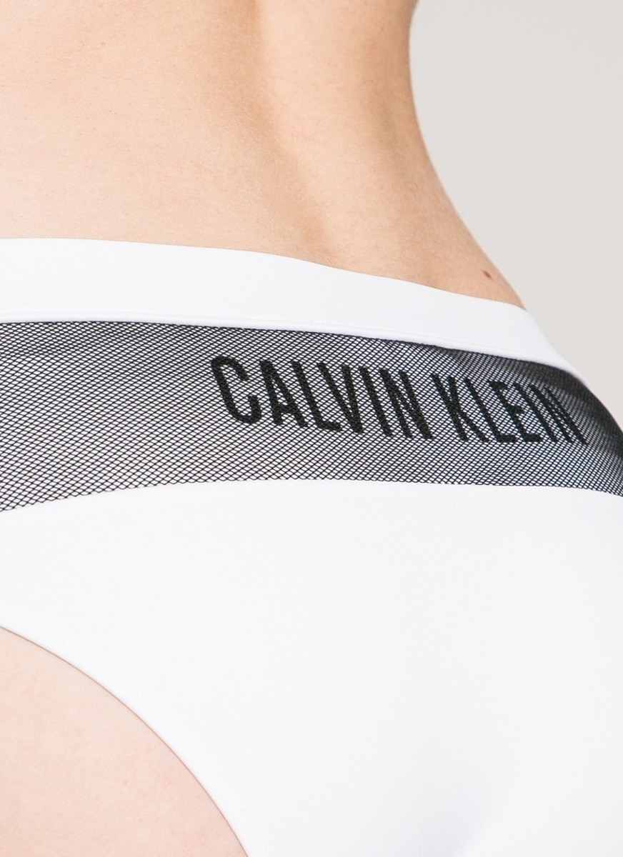 detail Calvin Klein dámské bílé plavkové kalhotky