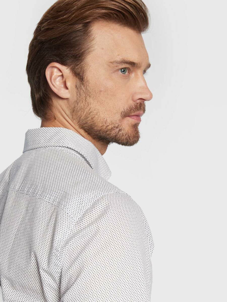detail Tommy Hilfiger pánská bílá košile