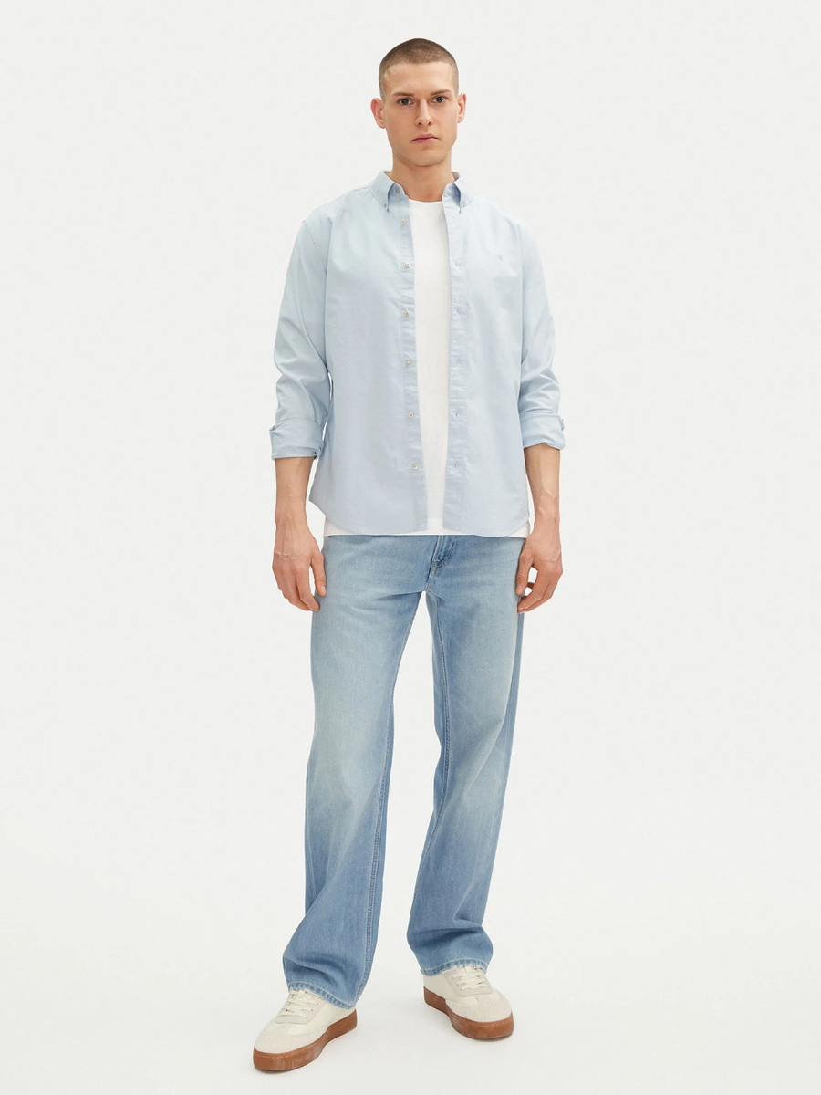 detail Calvin Klein pánská světle modrá košile