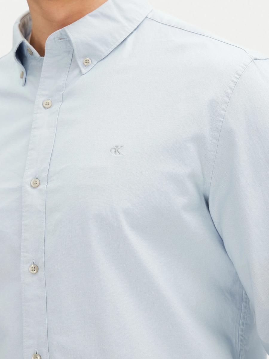 detail Calvin Klein pánská světle modrá košile