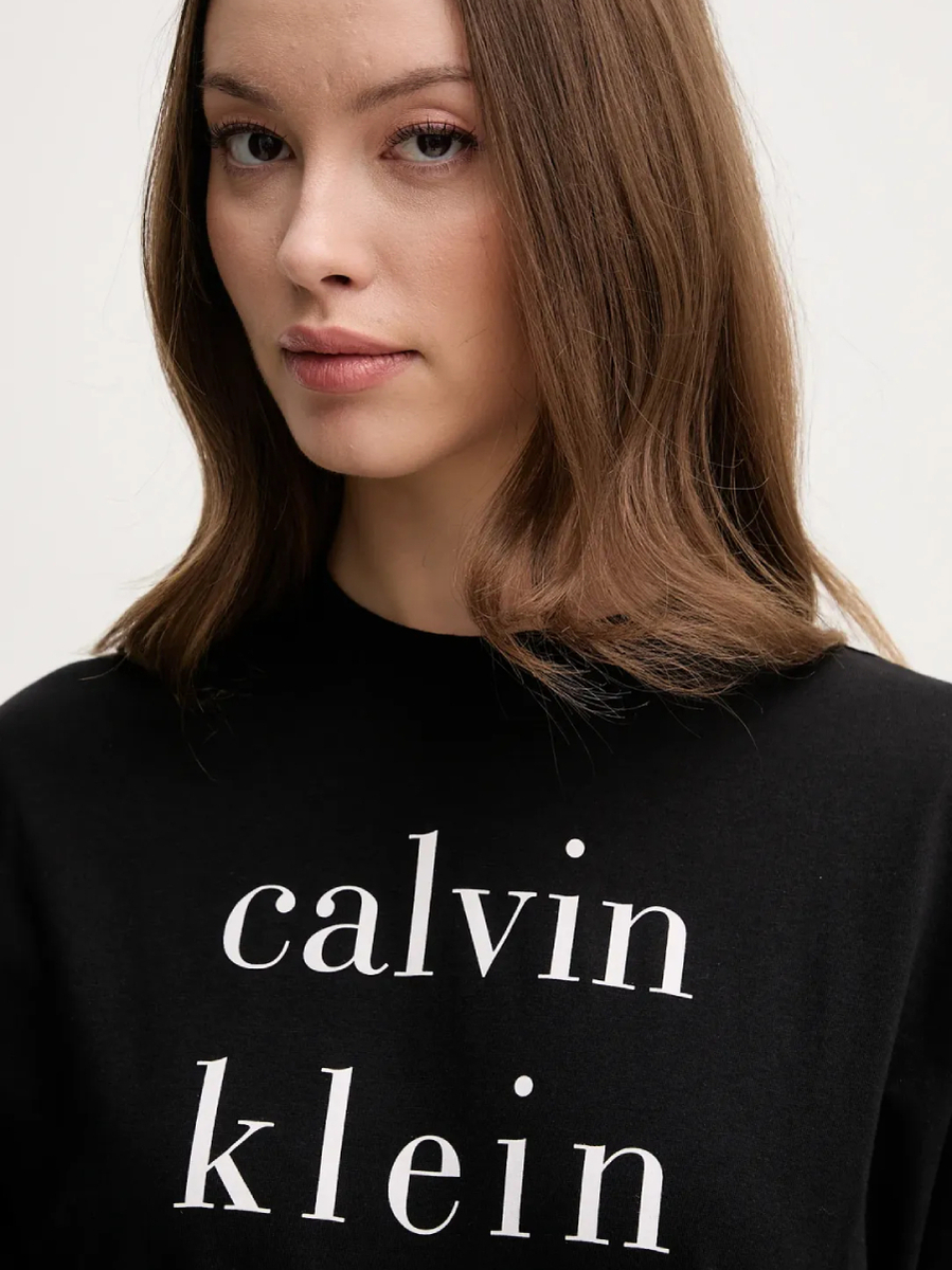 detail Calvin Klein dámské černé tričko
