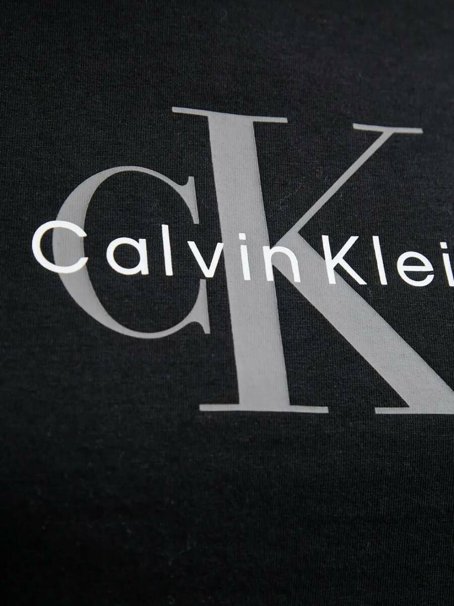detail Calvin Klein dámské černé tričko