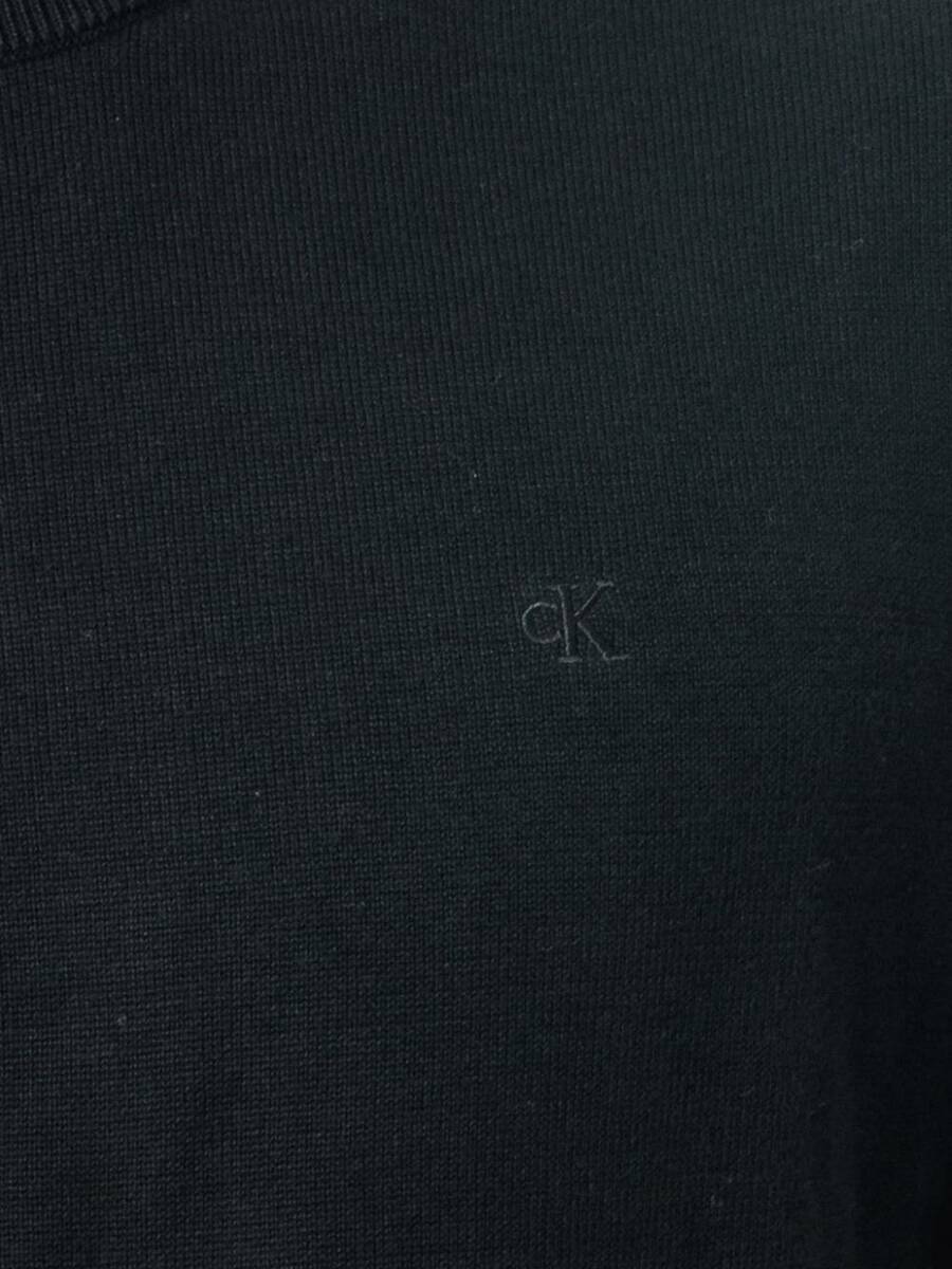 detail Calvin Klein pánský černý svetr