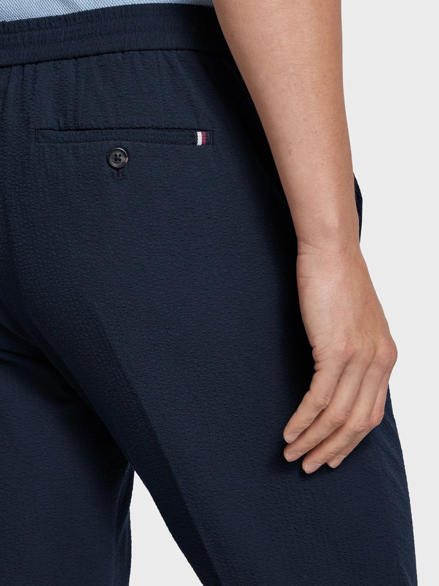 detail Tommy Hilfiger pánské tmavě modré kalhoty