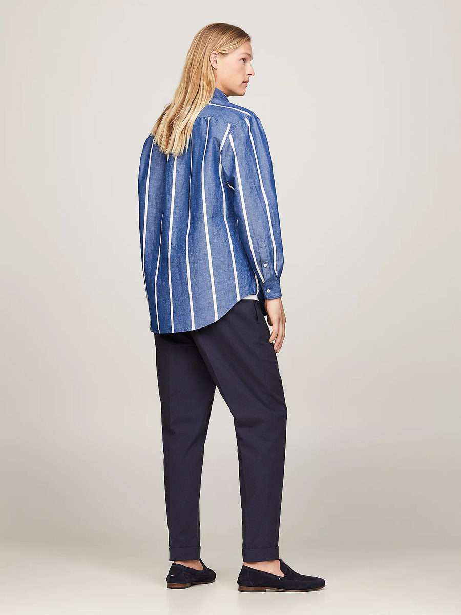 detail Tommy Hilfiger pánská modrá košile