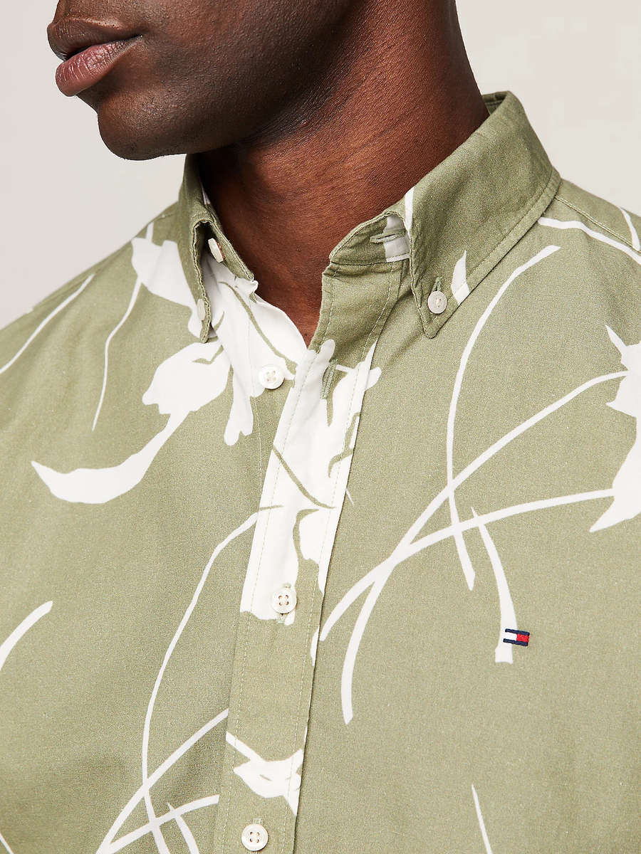 detail Tommy Hilfiger pánská khaki košile s krátkým rukávem