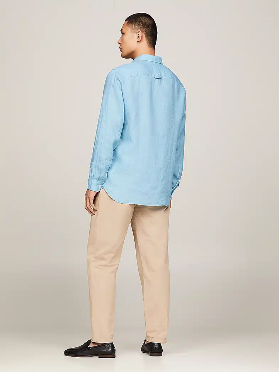 detail Tommy Hilfiger pánská světlemodrá košile