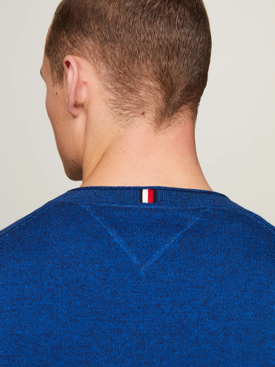 detail Tommy Hilfiger pánský modrý svetr